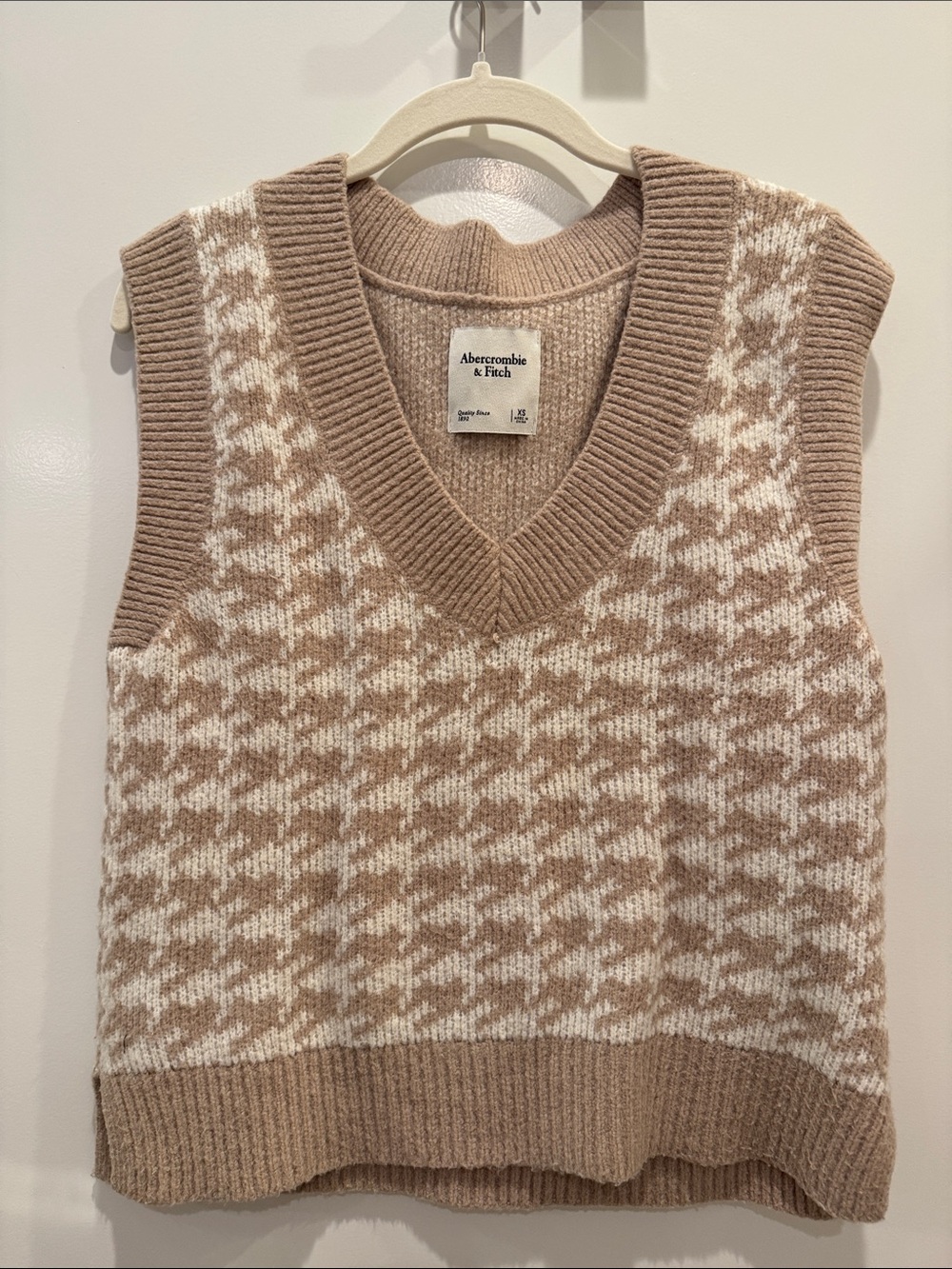 Abercrombie & Fitch Beige and White Houndstooth V-Neck Sweater Vest